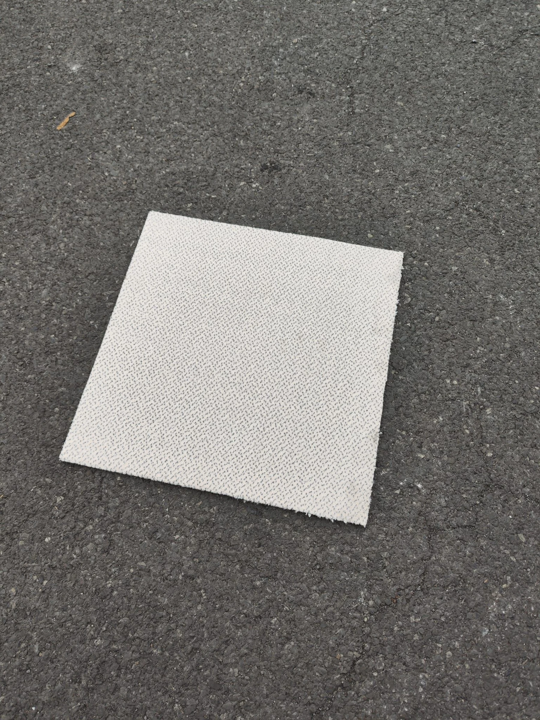 Coin des Affaires revêtements: Dalles moquette blanche